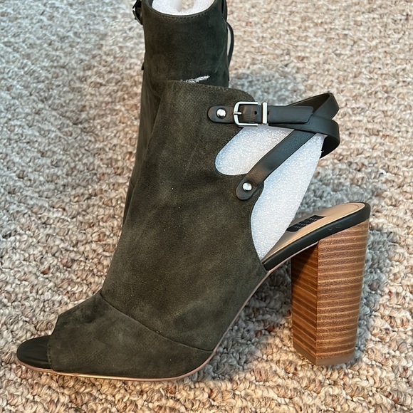 Shoes - Picture 2 of 6